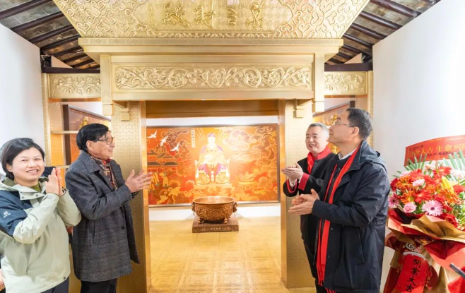 當銅遇上财神！全國(guo)首傢(jia)“朱炳仁·銅”沉浸式(shi)财文(wén)化體(ti)驗(yàn)店(diàn)開業！